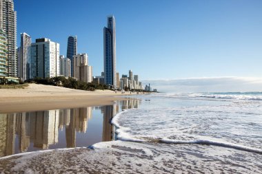 Deniz dairelerde yansıması, gündoğumu, Gold Coast, Avustralya
