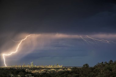 Panoramik şehir manzaralı, Surfers Paradise, Gold Coast Avustralya üzerinden Lightning'ler ile güzel fırtınalı gökyüzü