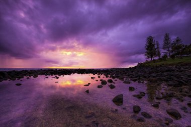 Su, Burleigh Heads, Gold Coast Avustralya yansıması ile renkli gündoğumu