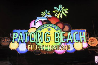 Phuket, Tayland - 12 Ekim 2013: Bangla Yolu'na girişine yukarıda ışıklı Patong Beach hoş geldiniz işareti. Bangla Yolu'na bir ünlü turistik barlar, dükkanlar ve diskolar yerdir