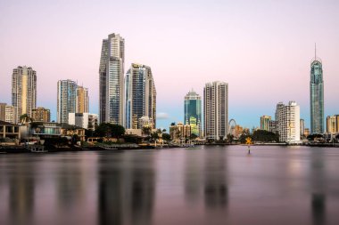 Surfers Paradise - 1 Nisan 2013: Gold Coast'ın eğlence ve turizm merkezi şehrin manzarası şekil yüksek binalar için bilinen