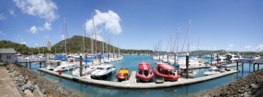 Hamilton Island, Avustralya - 14 Mart 2014: Hamilton Island Marina yat sağlar ve kolayca erişim Whitsunday adalar ve anakara Feribotlar. 