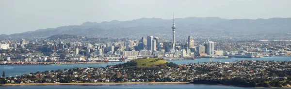 Auckland, Yeni Zelanda - 13 Haziran: Auckland manzarası görünümünü. Auckland seyahat İncil Lonely Planet tarafından ziyaret etmek belgili tanımlık dünya en iyi 10 şehirlerinden biri derecelendirilmiş. 
