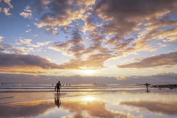 Surfers Walking Sandy Beach Sunset Cloudy Sky — Stock Photo, Image