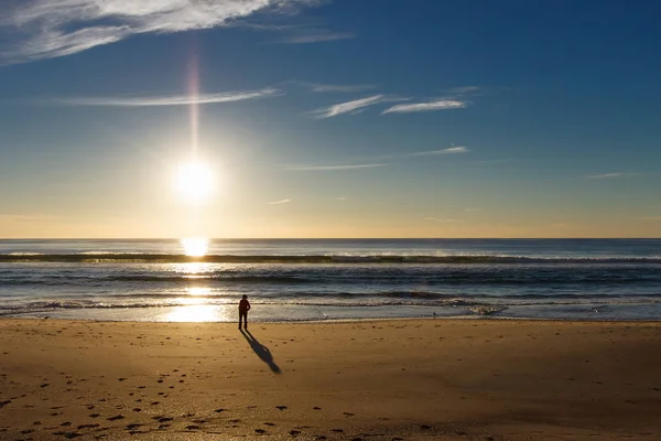Silueta Persona Playa Observando Amanecer Sobre Mar — Foto de Stock
