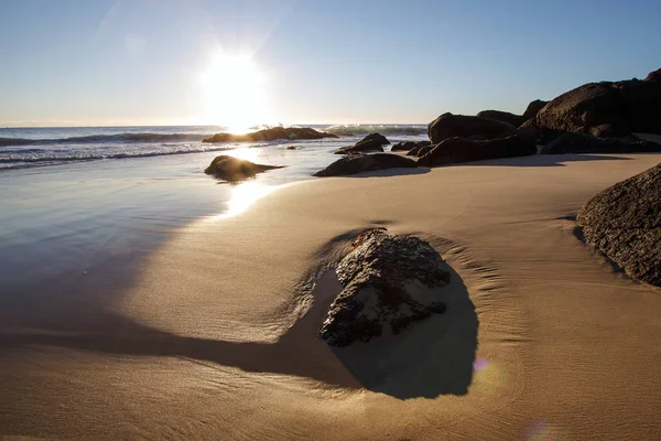 Salida Del Sol Sobre Playa Con Rocas Primer Plano — Foto de Stock