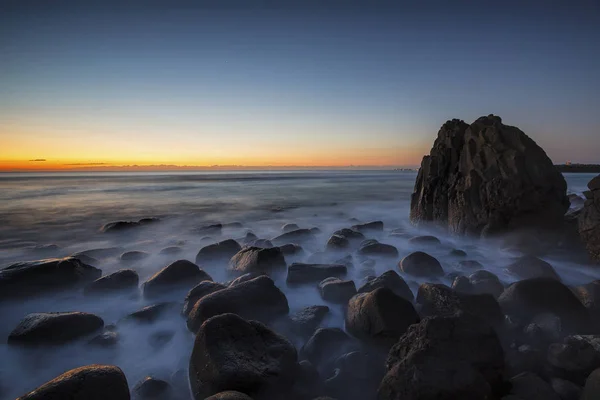 Burleigh Heads, Gold Coast, Avustralya, kayalar üzerine çökmesini okyanus