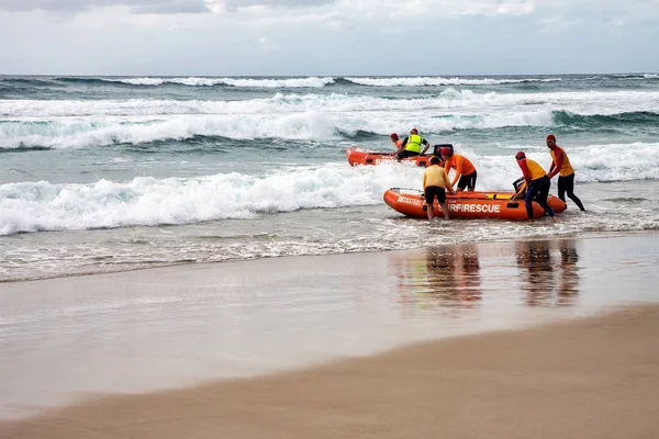 Gold Coast, Avustralya - 12 Ağustos 2012: Surf hayat koruyucular sörf eğitimi tekneler geniş beach yakınındaki kurtarmak