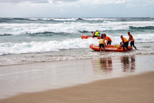 GOLD COAST, AUSTRALIA - 12 августа 2012: Обучение спасателей серфинга в спасательных шлюпках для серфинга возле Броад-Бич
