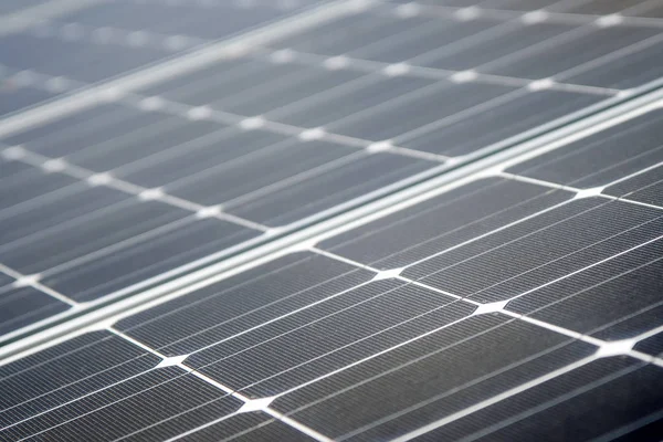 Bir güneş paneli hücreleri ile görüntü kadar kapatın