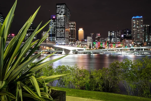 Brisbane, Avustralya - 24 Mayıs 2013: South Bank Parklands şehirden Brisbane, görünümü. Brisbane sermaye şehir Queensland ve Avustralya'da üçüncü büyük kenti olduğunu