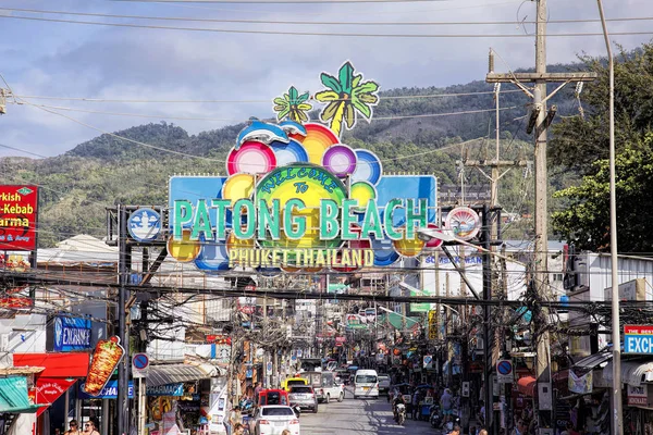 Phuket, Tayland - 12 Ekim 2013: Patong Beach hoş geldiniz işareti Bangla Yolu'na girişine yukarıda. Bangla Yolu'na bir ünlü turistik barlar, dükkanlar ve diskolar yerdir