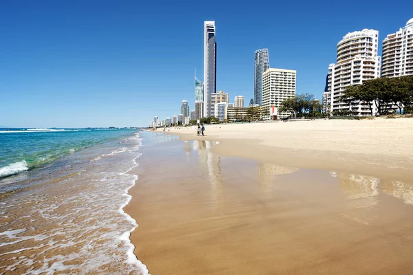 Güneşli gün sahilde modern şehir binaları ile arka plan, Gold Coast, Avustralya