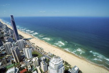 Surfers Paradise - 21 Nisan 2014: Panoramik Surfers Paradise sahiliyle, Avustralya'da en popüler tatil yerlerinden biri.