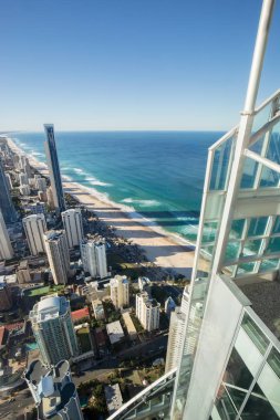 Surfers Paradise - 26 Nisan 2015: Görünüm Surfers Paradise manzarası ve beachfront, Avustralya'da en popüler tatil yerlerinden biri
