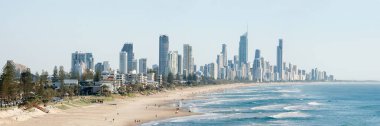 Surfers Paradise - 21 Nisan 2014: Panoramik Surfers Paradise sahiliyle, Avustralya'da en popüler tatil yerlerinden biri