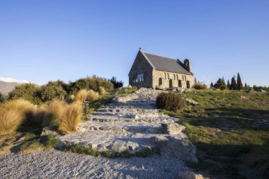 Gündüz, Lake Tekapo, Yeni Zelanda, mavi gökyüzü arka plan üzerinde Good Shepherd Kilisesi