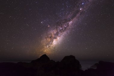 Gece gökyüzünde yıldızlar çok üzerinde doğal görünümünü