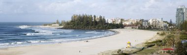 Currumbin, Avustralya - 07 Temmuz 2013: Currumbin Beach Vikingler sörf yaşam tasarrufu 'Currumbin Surf Club' bilinen Club daha iyi Currumbin fil kaya üzerinde bulunan