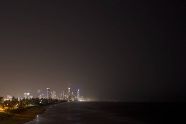 Surfers Paradise, Avustralya'da en popüler tatil yerlerinden biri gece saat görünümü