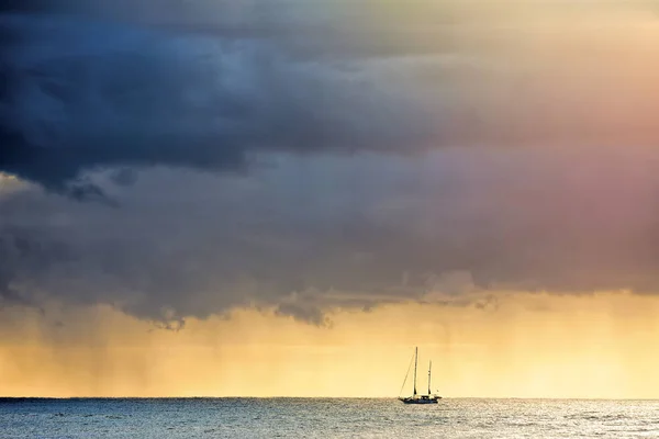 Nubes Colores Sobre Barco Natación Mar Durante Día — Foto de Stock