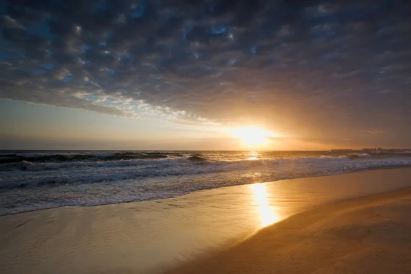 Salida Del Sol Con Cielo Nublado Playa Currumbin Gold Coast — Foto de Stock