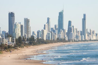 Surfers Paradise - 21 Nisan 2014: Panoramik Surfers Paradise sahiliyle, Avustralya'da en popüler tatil yerlerinden biri