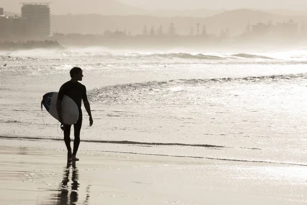 Silhouette Surfeur Marchant Bord Eau Plage — Photo