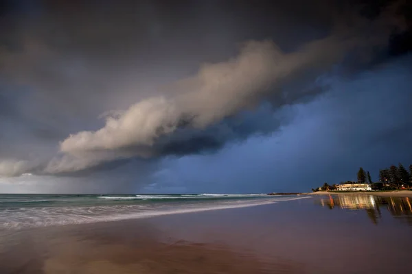 Grandes Nuvens Tempestade Escura Sobre Praia Rainbow Bay Gold Coast — Fotografia de Stock
