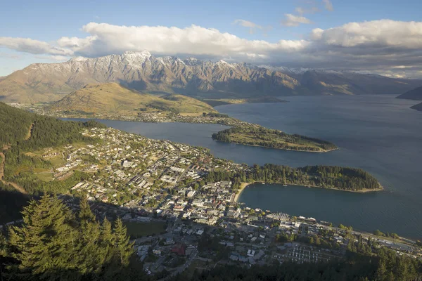 ニュージーランドのクイーンズタウンとワカティプ湖の眺め — ストック写真