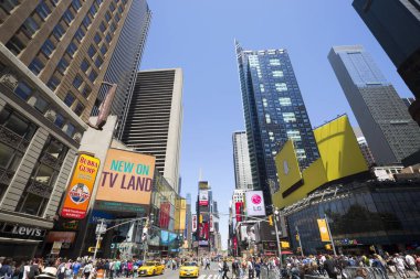 New York City - 24 Mayıs 2015: Times Square, Broadway tiyatroları ve animasyonlu Led işaretleri, New York City ve Manhattan Amerika Birleşik Devletleri'nde bir sembolü olduğunu
