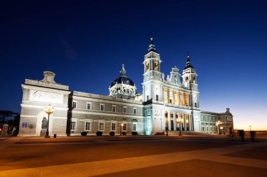 Madrid, İspanya - 14 Kasım 2012: Santa Maria la Real de La Almudena Madrid Katolik Katedrali var. Kilisenin İspanyolca Kraliyet ailesinin Kraliyet Sarayı karşısında yer alır.