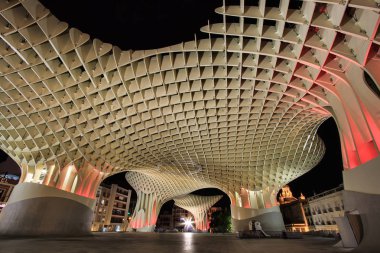 Sevilla, İspanya - 19 Kasım 2012: Plaza de la Encarnacion, Metropol şemsiye. J. Mayer H. mimarlar, poliüretan kaplama ile gümrüklü ahşap yapılmış.