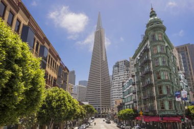 San Francisco, Amerika Birleşik Devletleri - 14 Haziran 2015: Transamerica banka binası. Transamerica Pyramid San Francisco manzarası içinde en yüksek gökdelendir.