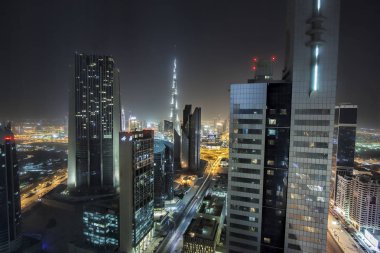 Dubai, Birleşik Arap Emirlikleri - 22 Ağustos 2013: View Sheikh Zayed Road gökdelenler Dubai. 25'ten fazla gökdelenler burada bulabilirsiniz