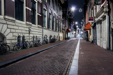 Amsterdam - 05 Ocak 2013: Oude Hoogstraat Kuzey Red Light District Oudezijdsachterburgwal daha sessiz güney bölümünden ayıran bir sokak olduğunu. 