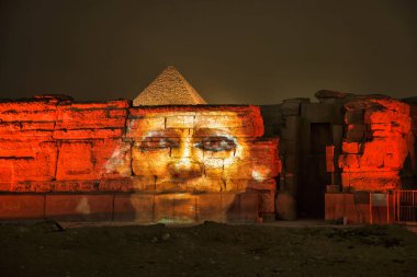 Kahire - 08 Kasım 2012: Giza Piramidi ve sfenks büyülü ses ve ışık gösterisi için ışık