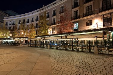 Madrid, İspanya - 13th Kasım 2012: İnsanlar Cafe Plaza de Oriente sınırında yer. Plaza 1814 ad 1808 İspanya yöneten kral Joseph Bonaparte tarafından başlatıldı.