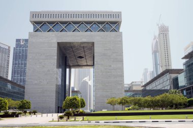 Dubai, Birleşik Arap Emirlikleri - 13 Ağustos 2013: The Gate - ana bina ve Dubai Uluslararası Finans Merkezi'ne, dünyanın en hızlı büyüyen Uluslararası Finans Merkezi.