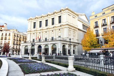 Madrid, İspanya - 15 Kasım 2012: Teatro Real Palacio Real, tiyatro inşaatı sipariş eden Kraliçe nin resmi konutu önünde yer alan bir opera ev.
