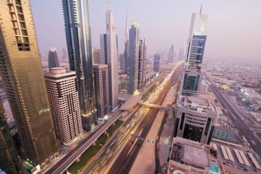 Dubai, Birleşik Arap Emirlikleri - 16 Ağustos 2013: View Sheikh Zayed Road gökdelenler Dubai. 25'ten fazla gökdelenler burada bulabilirsiniz.