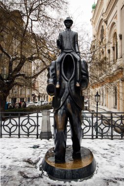 Prague, Çek Cumhuriyeti - 10th Aralık 2012: Yahudi mahallesinde yer alan Franz Kafka heykeli. Kafka bir Almanca dil roman ve öykü 3 Temmuz 1883'tarihi yazarı. 