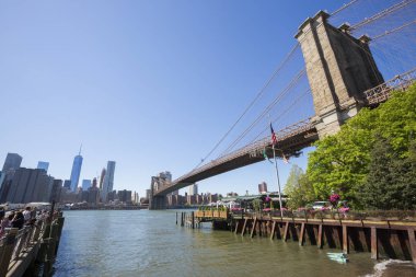 New York City - 24 Mayıs 2015: The Brooklyn Bridge Doğu New York City'den görüntülendi Nehri üzerinde. Brooklyn Köprüsü'nün en eski asma köprüler Amerika Birleşik Devletleri'nde biridir