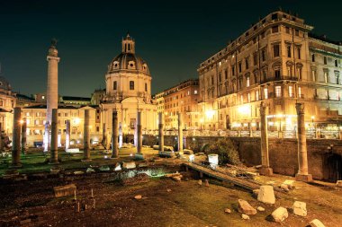 İmparatorluk Forum Traian sütun ve Chiesa del Santissimo Nome di Maria, Roma, İtalya