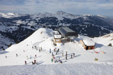 Morzine, Fransa - Aralık 24: The Chamossiare Express sandalye Asansör taşımaları kayakçılar için Chamossiare Kayak tepeler, Morzine, 24 Aralık 2012 yerel kayak alanında en yüksek noktası Morzine, Fransa
