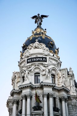 Madrid, İspanya - 12 Kasım 2012: Madrid, İspanya'da bina Metropolis. Bu ünlü yapı yeni Rönesans tarzı Jules ve Raymond Fevrier Fransız mimarlar tarafından 1911 yılında inşa edilmiştir
