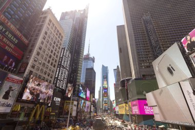New York City, Amerika Birleşik Devletleri - 24 Mayıs 2015: Times Square, Broadway tiyatroları ve animasyonlu Led işaretleri, özellikli, New York ve Amerika Birleşik Devletleri'nin sembolüdür