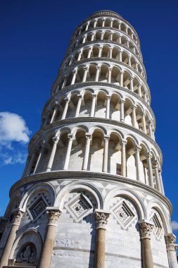 Leaning Tower of Pisa görünümünü gündüz