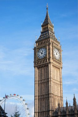 Londra, İngiltere - 15 Aralık 2012: Görünüm, Big Ben Londra gözde arka plan ile. Big Ben dünyanın en büyük dört-yüzlü chiming saat olduğunu.