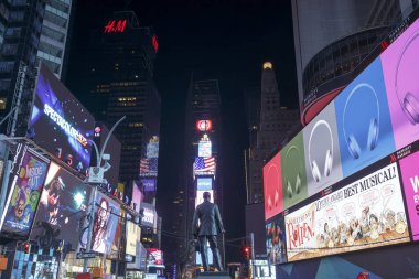 New York City - 24 Mayıs 2015: Times Square, Broadway tiyatroları ve animasyonlu Led işaretleri, New York City ve Manhattan Amerika Birleşik Devletleri'nde bir sembolü olduğunu